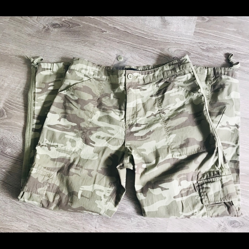 NWOT Sanctuary Camouflage cargo Capri.